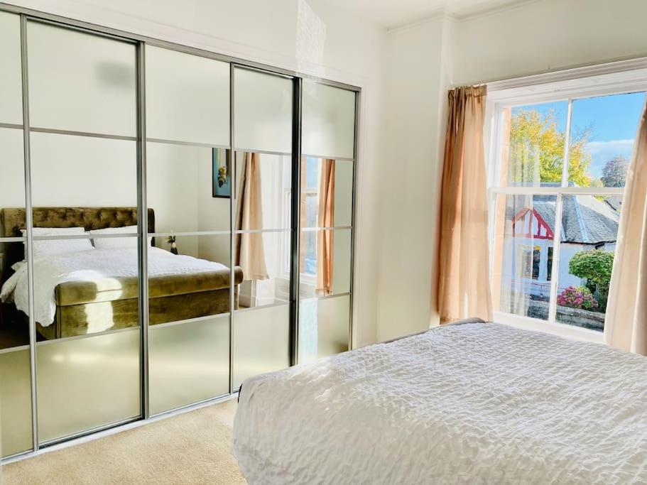 Suitetrails - Lovely 2 bed specious flat with indoor fire place