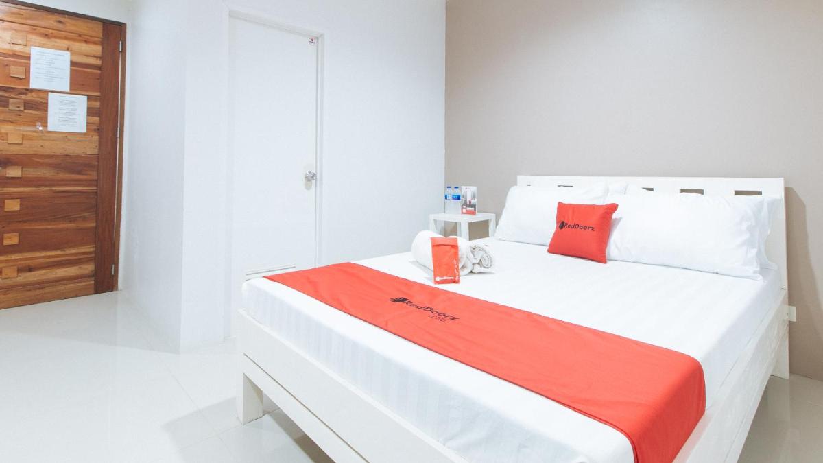 RedDoorz Hostel @ Beaufront Transient Place Ilocos Sur - Housity