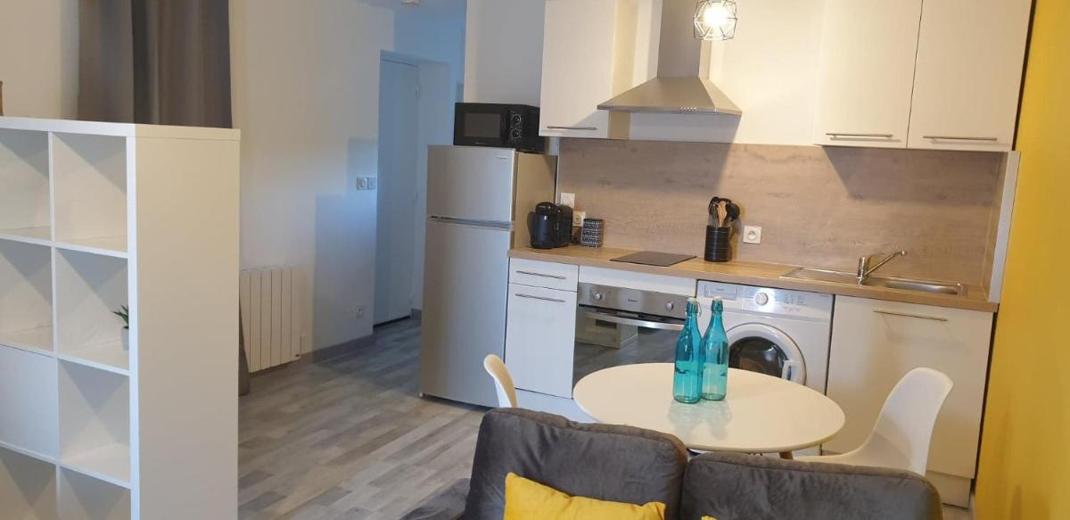 Appartements entiers proche Aéroport - ZAC Chesnes - CNPE du Bugey Check-In 24h7J - Housity