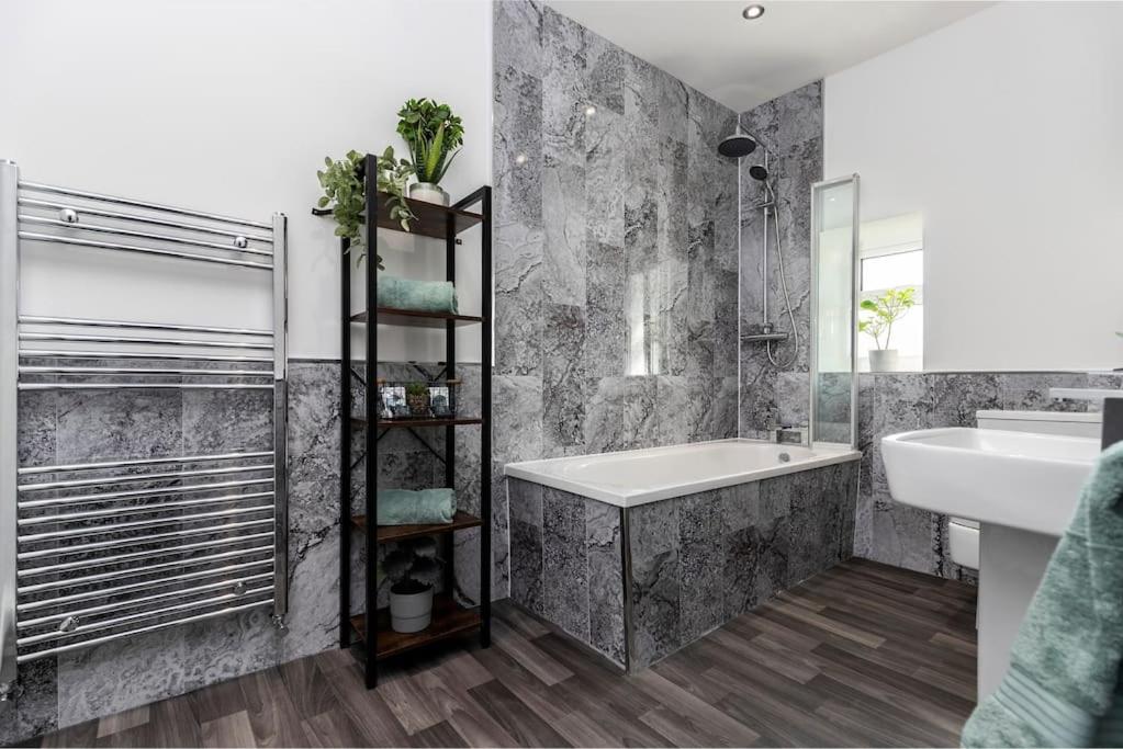Auckland View - a comfy & spacious 4bed with views - Housity