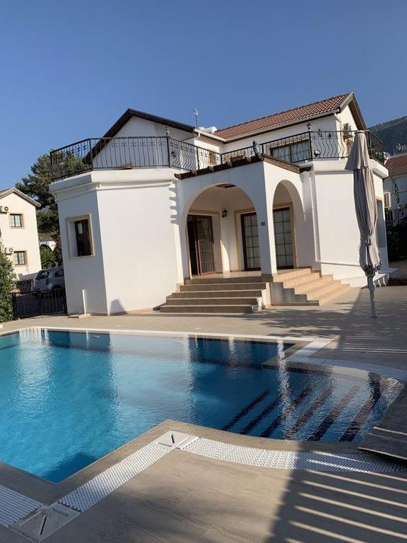 Half Moon Villa 4 bedroom with private pool - Housity