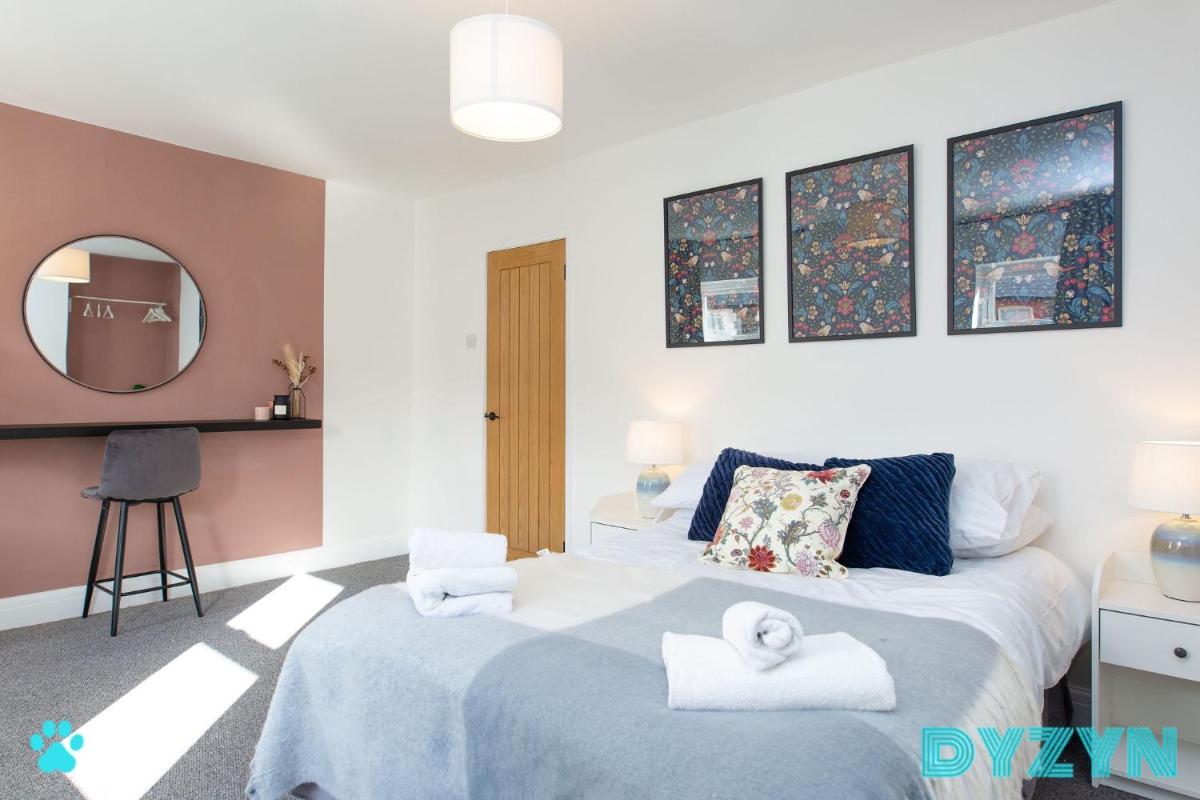 The Homested - DYZYN Living - 3 Bed - Parking - Garden - Housity