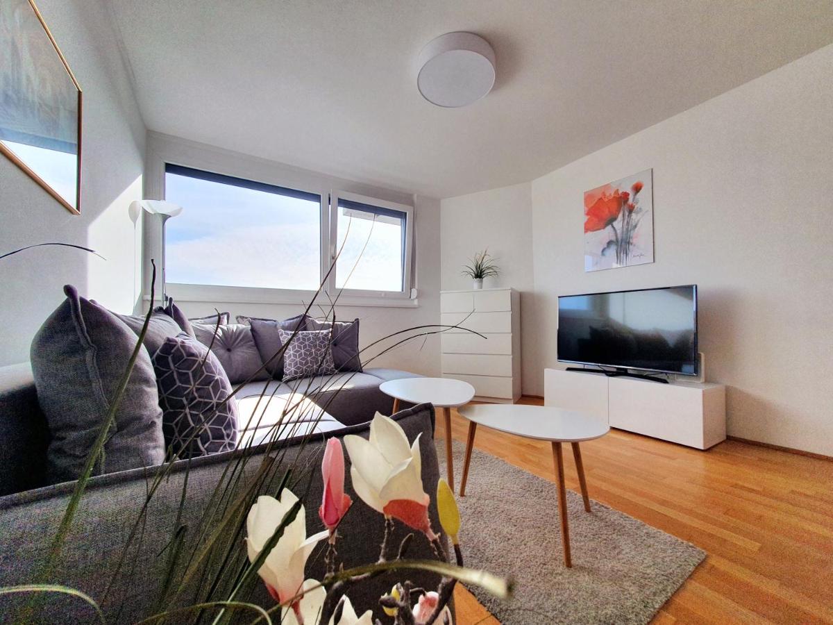 Suitetrails - Near Lake Stylish & Fully Furnished Apartment