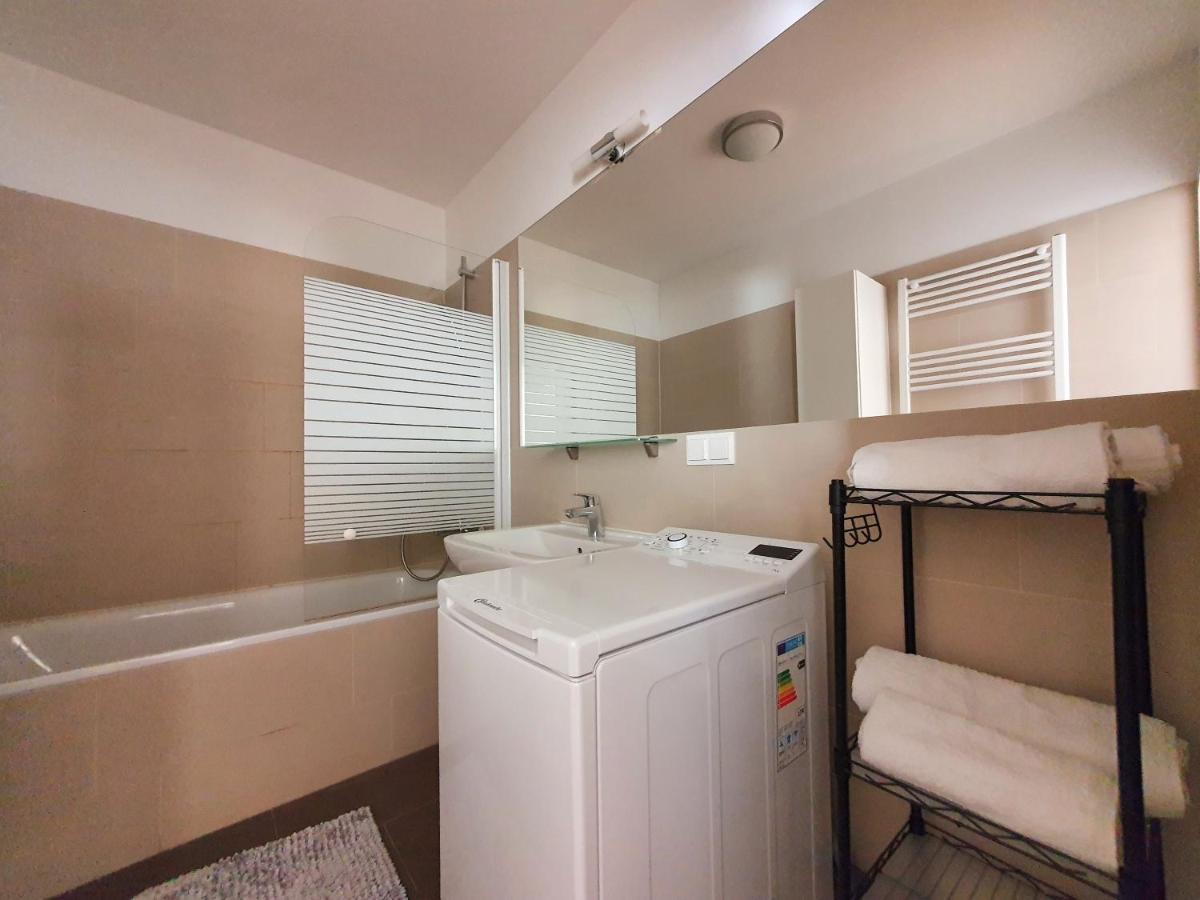 Suitetrails - Near Lake Stylish & Fully Furnished Apartment