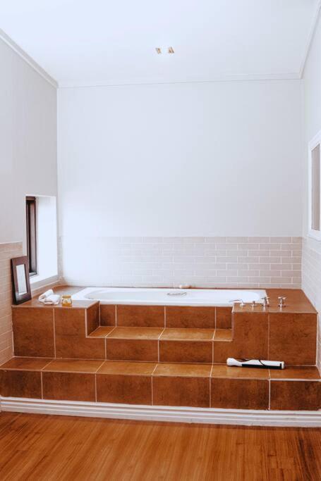 Suitetrails - La Casa De Lior- Modern & Fully furnished Apartment with balcony