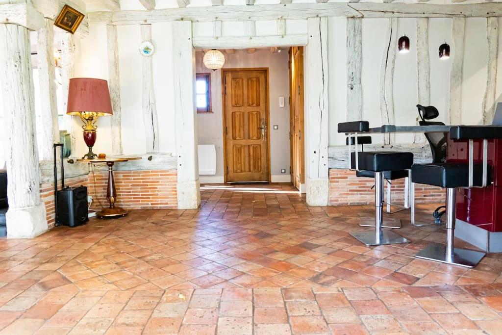 Suitetrails - Wonderful Villa on the bank of the river at 1H from Paris