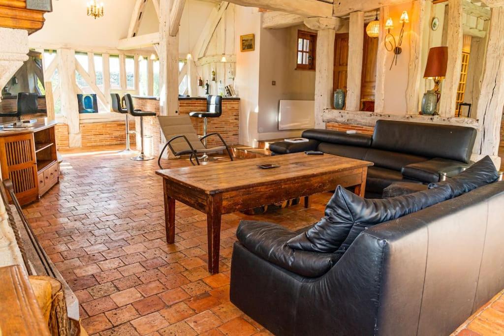 Suitetrails - Wonderful Villa on the bank of the river at 1H from Paris