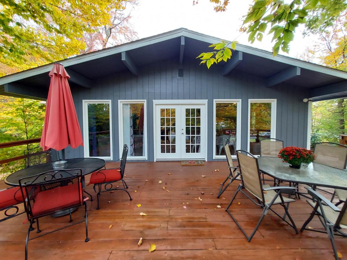 Chic and Stylish home Hot tub,4 bedrooms, game movie room, firepit, arcades, playground on site 2 min walk from pool and lake - Housity