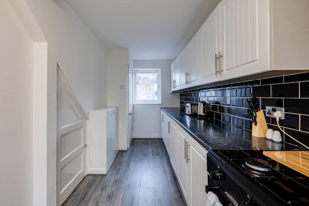 3 BR Modern Home w free parking at Saint Helens - Housity