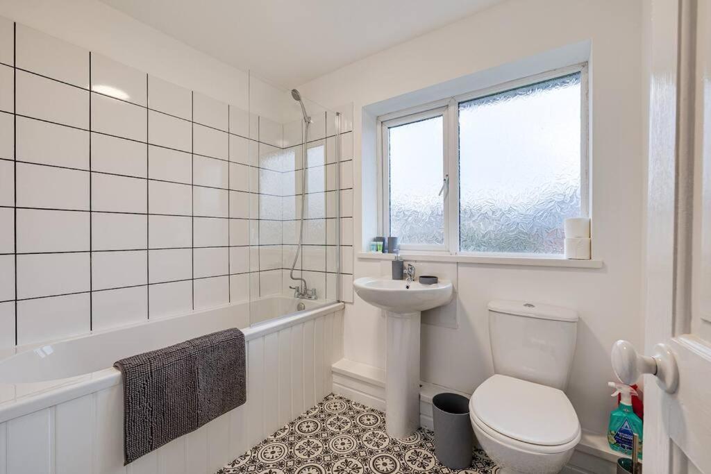3 BR Modern Home w free parking at Saint Helens - Housity