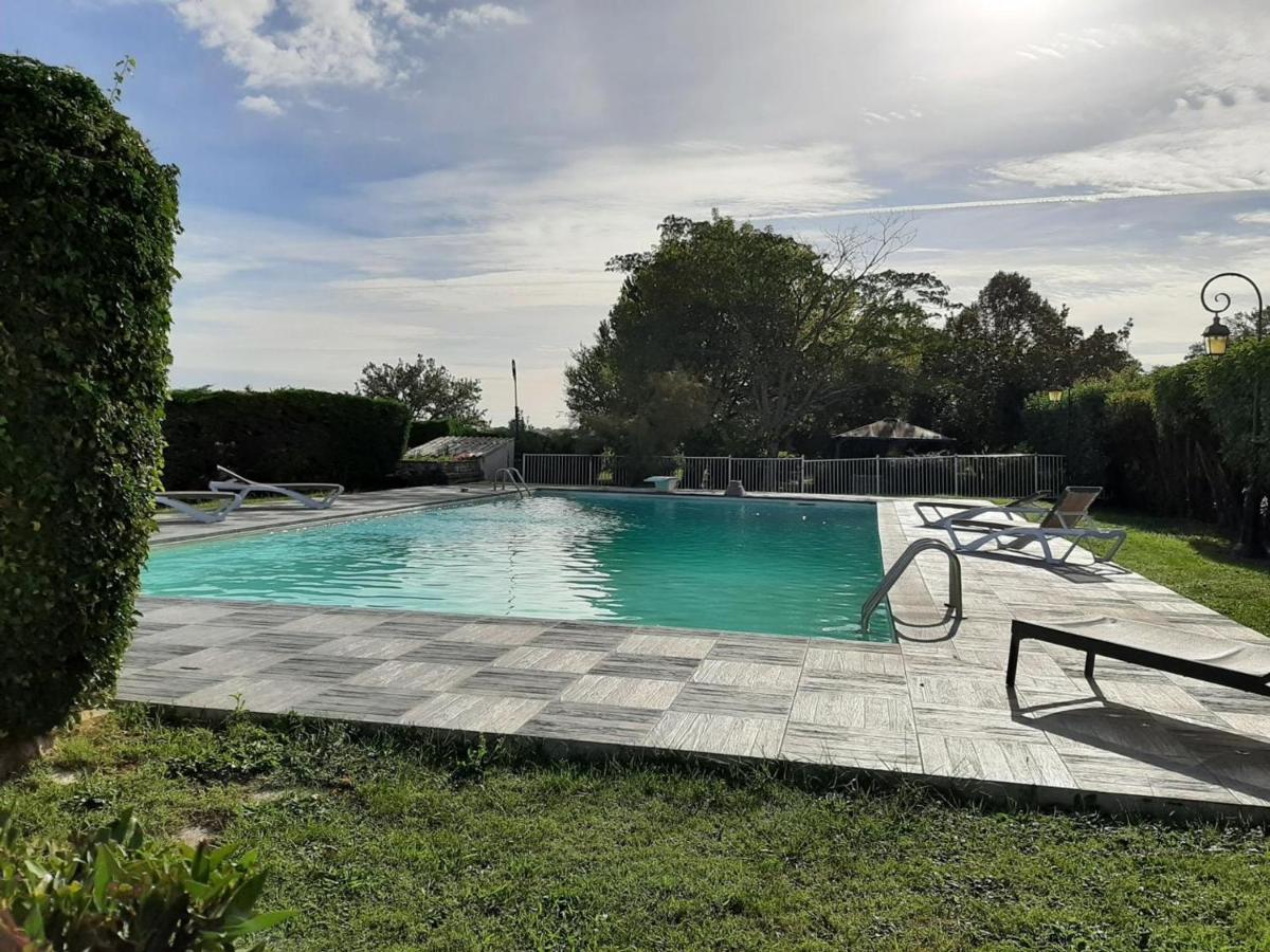 Gîte Saint-Même-les-Carrières, 3 pièces, 4 personnes - FR-1-653-37 - Housity