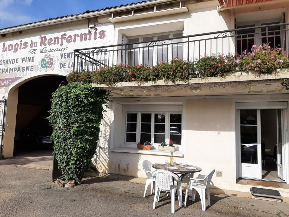 Gîte Saint-Même-les-Carrières, 3 pièces, 4 personnes - FR-1-653-37 - Housity