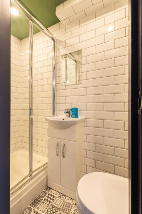 Suitetrails - Unique 5 bedroom house - 5 Baths