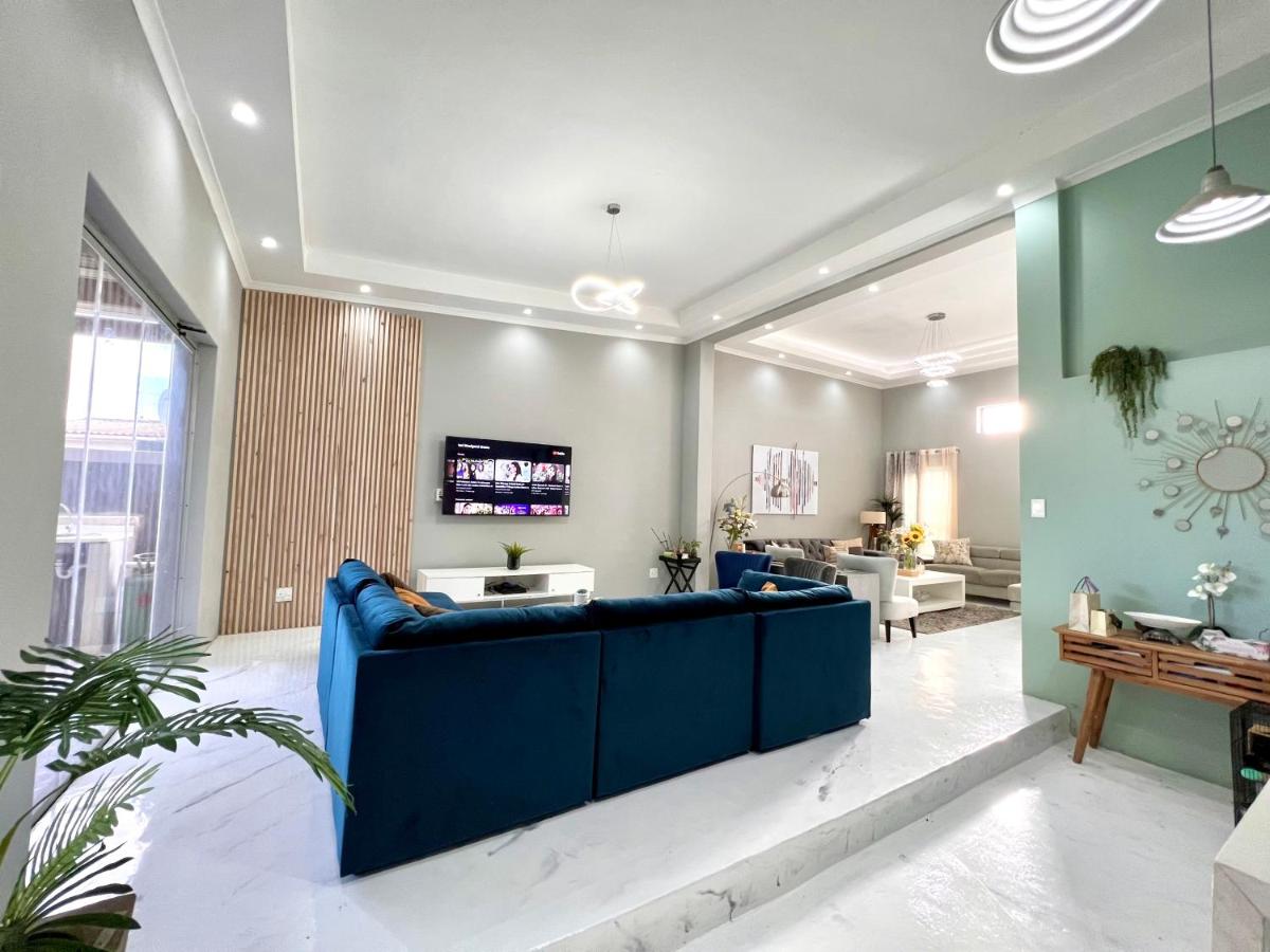 Suitetrails - Trendy spacious modern house within 2km away from Canal Walk Century Cty