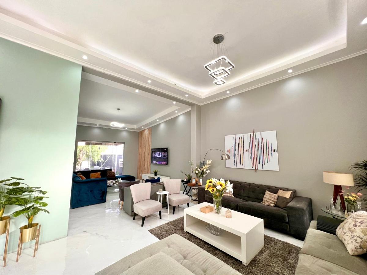 Suitetrails - Trendy spacious modern house within 2km away from Canal Walk Century Cty
