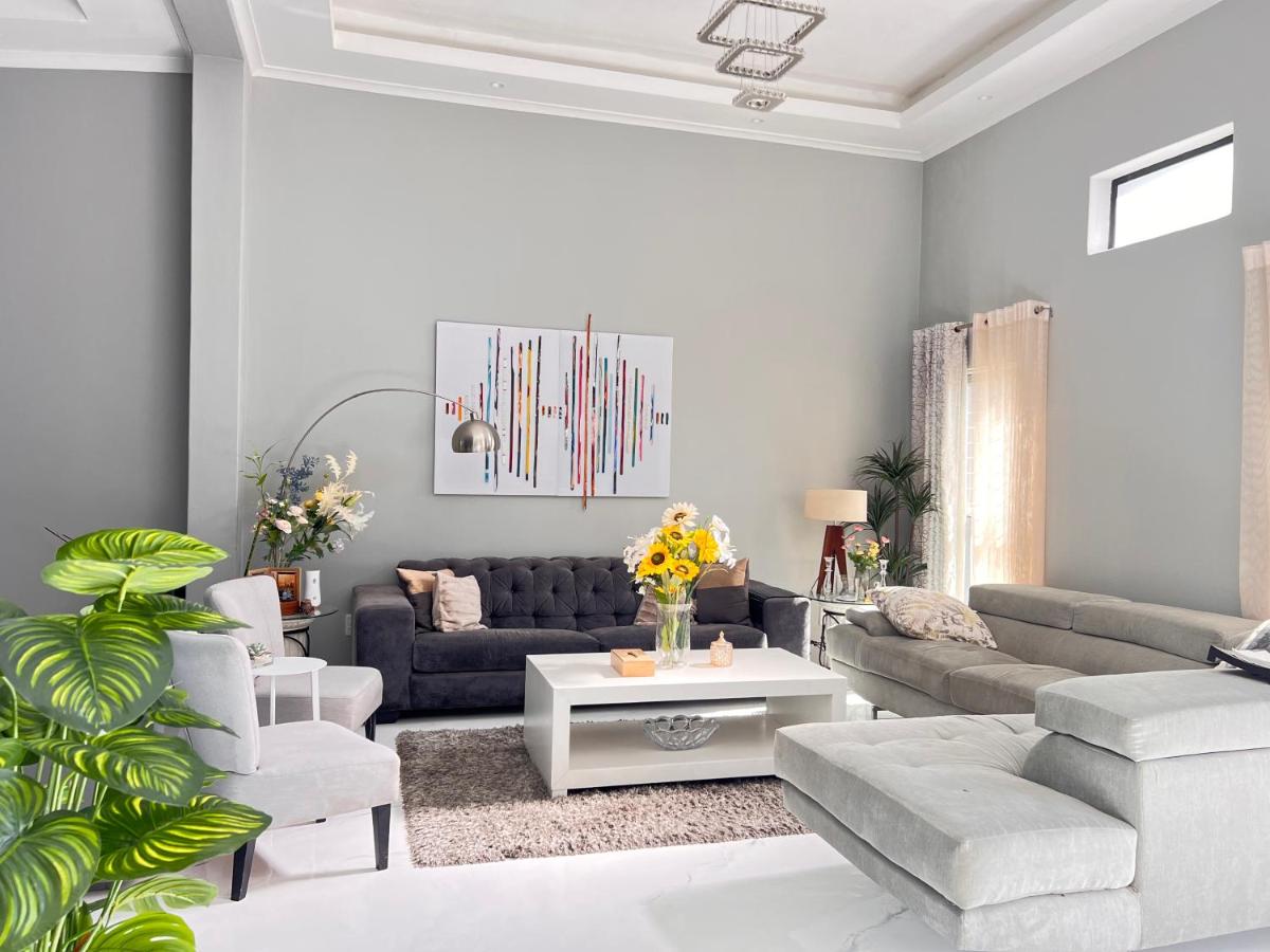 Suitetrails - Trendy spacious modern house within 2km away from Canal Walk Century Cty