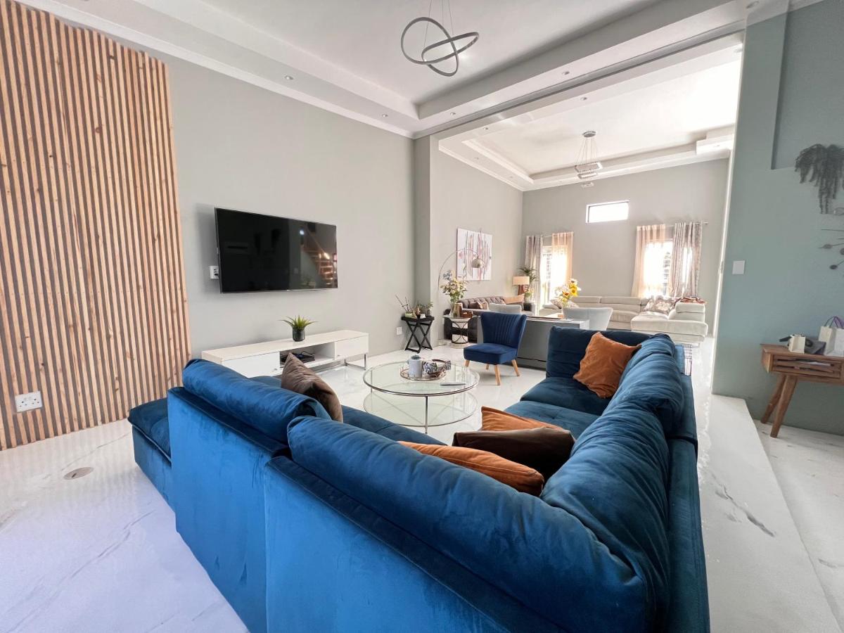 Suitetrails - Trendy spacious modern house within 2km away from Canal Walk Century Cty