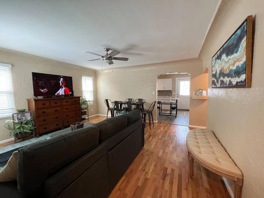 Snug, neighborly home perfect for your small group - Housity