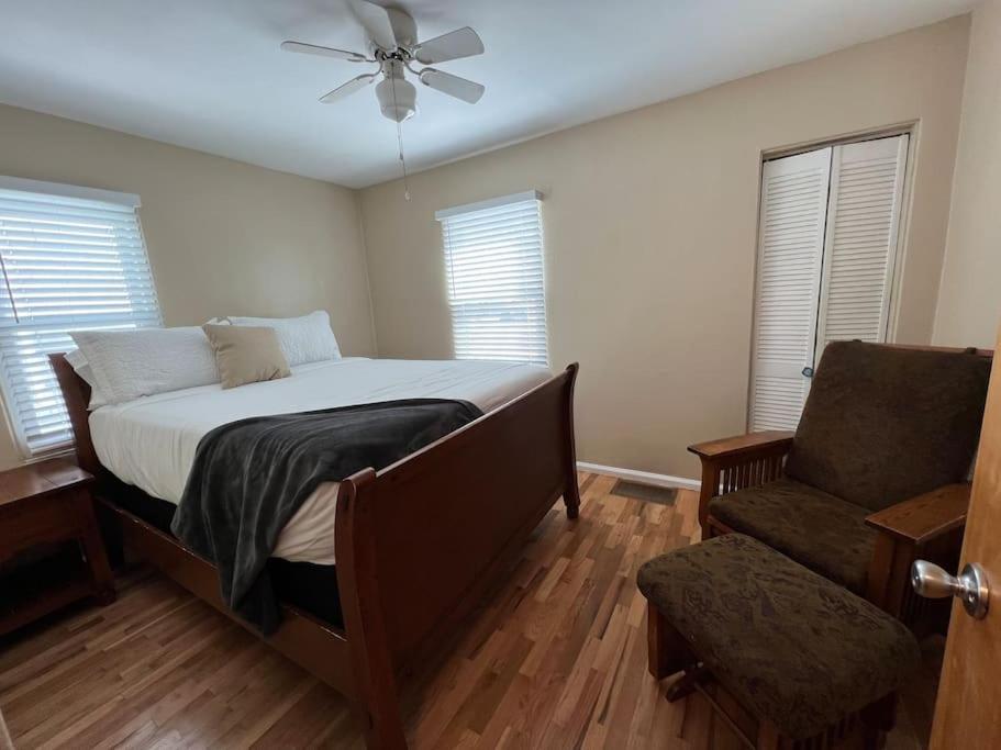 Snug, neighborly home perfect for your small group - Housity