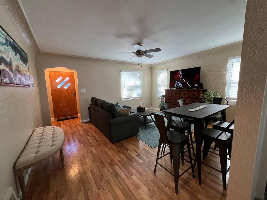 Snug, neighborly home perfect for your small group - Housity