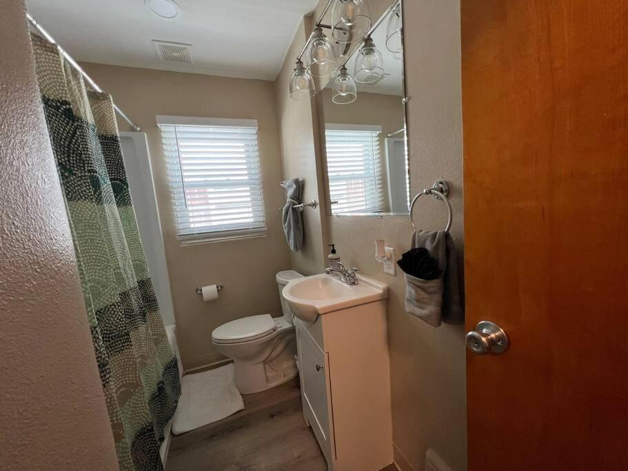 Snug, neighborly home perfect for your small group - Housity