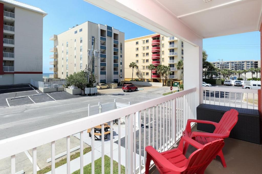 Tropical isle 215 WELL APPOINTED 1 bedroom, 1 Bath condo!! Convenient Beach Access! - Housity