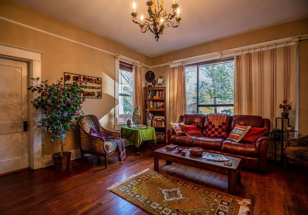 Historic Mitchell House - Housity