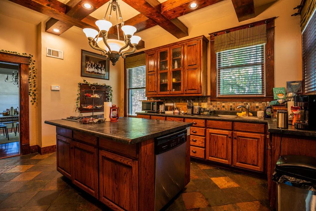 Historic Mitchell House - Housity