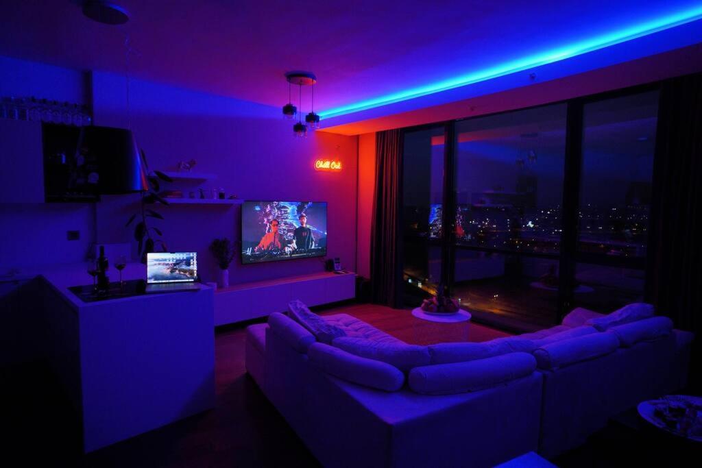 Lux Residance 40th floor, sound system, 65 inch TV - Housity