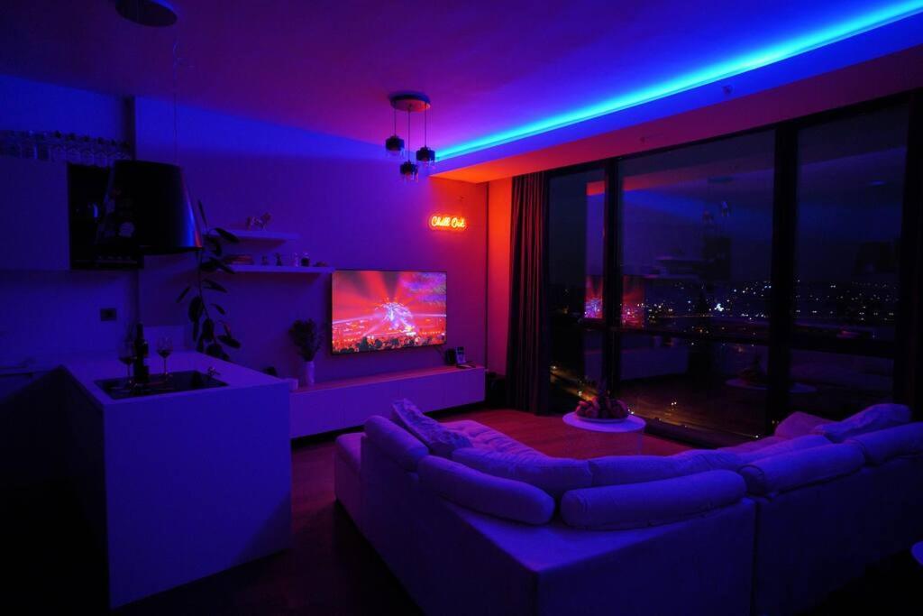 Lux Residance 40th floor, sound system, 65 inch TV - Housity