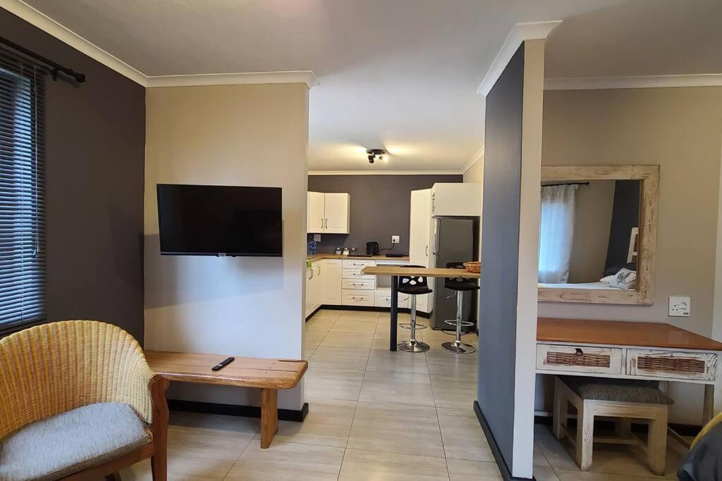 Suitetrails - Cozy Modern Private Apartment