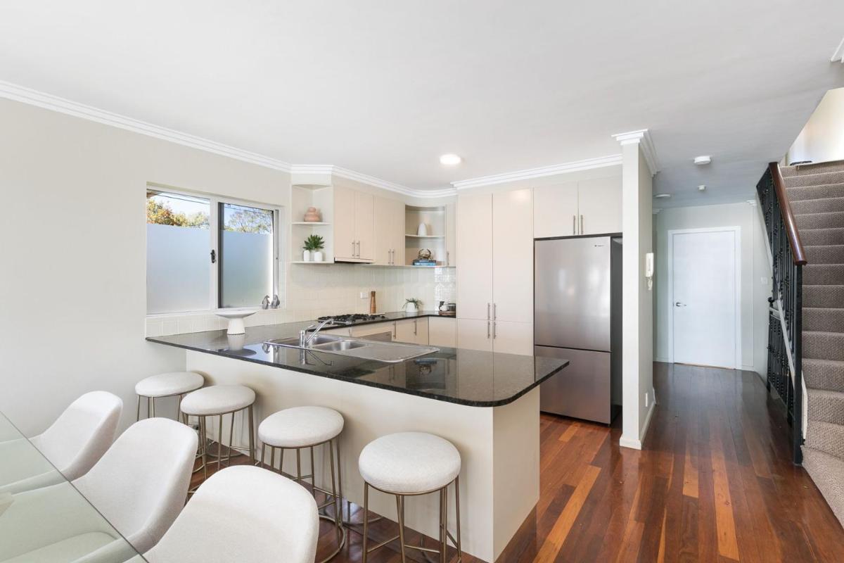 Suitetrails - Panoramic Water View Apartment