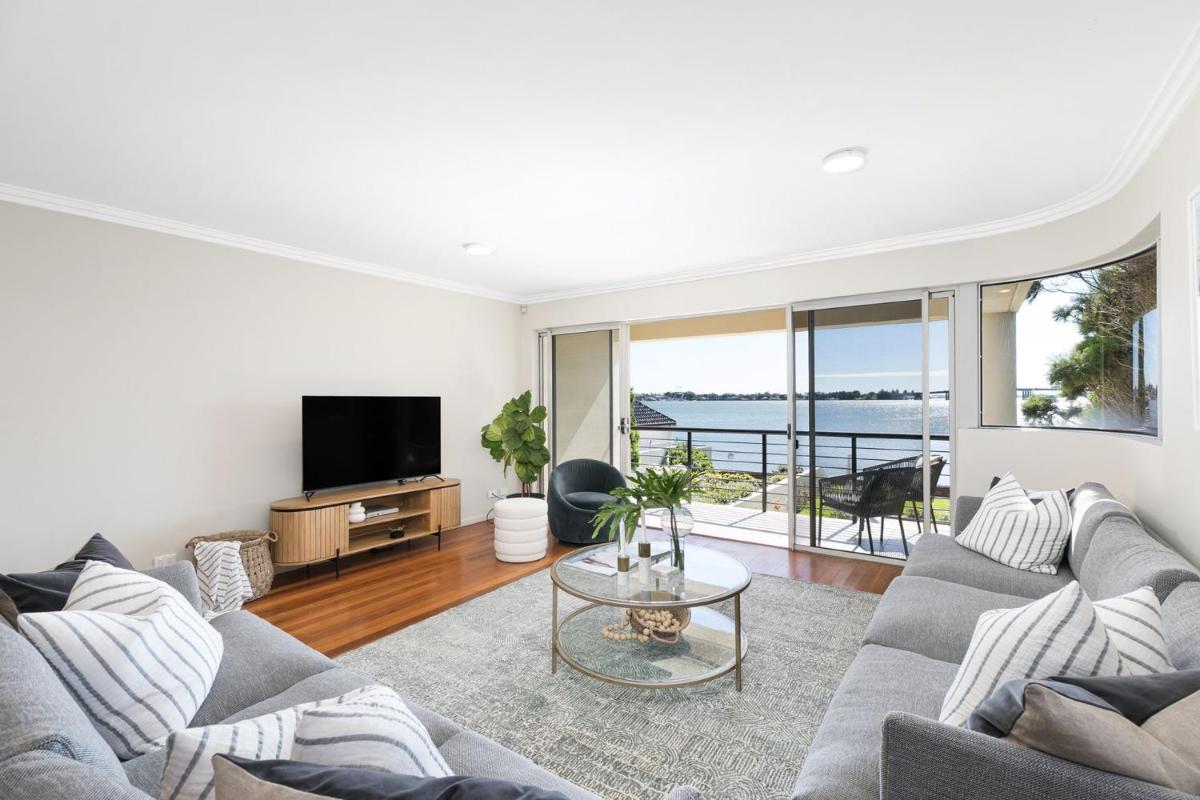 Suitetrails - Panoramic Water View Apartment