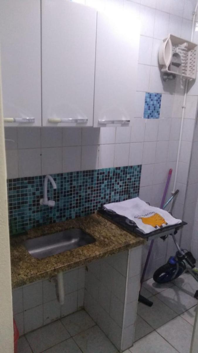 Kitinete perto da praia e Shopping Brisamar em São Vicente, na Biquinha, temporada e mensal tudo incluso, mobiliado, wi fi, ventilador, elevador, horário flexível - Housity