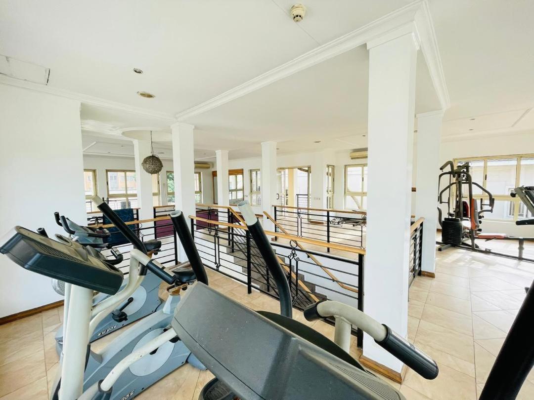 Lush 3 bedroom appartment with pool and gym - Housity