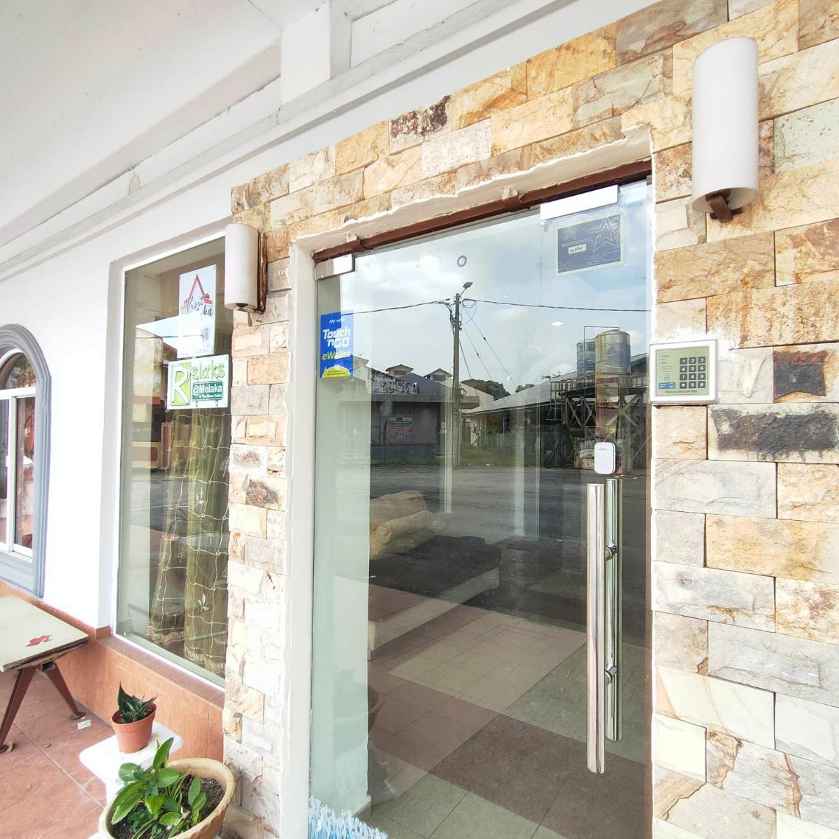 Kota Lodge Hotel - Housity