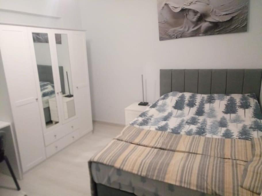 COZY FULLY AND NEWLY FURNISHED 2 BEDROOMS 1 LIVING ROOM KITCHEN - Housity
