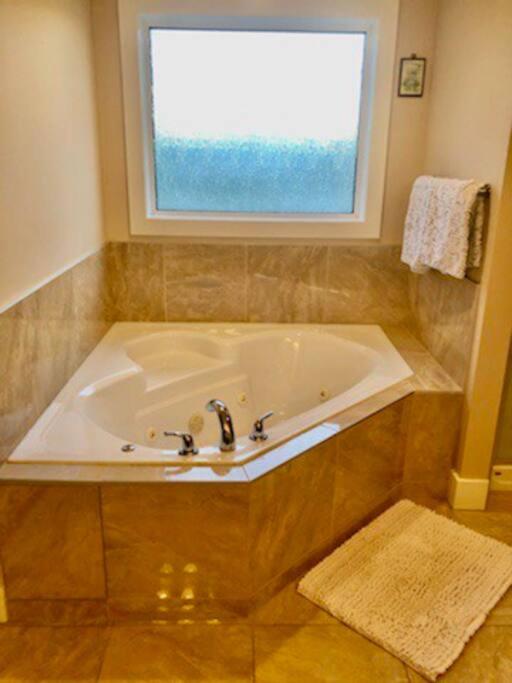Suitetrails - Luxury 3700 sq/ 5 bedroom/ jettedtub/ 4 fireplaces