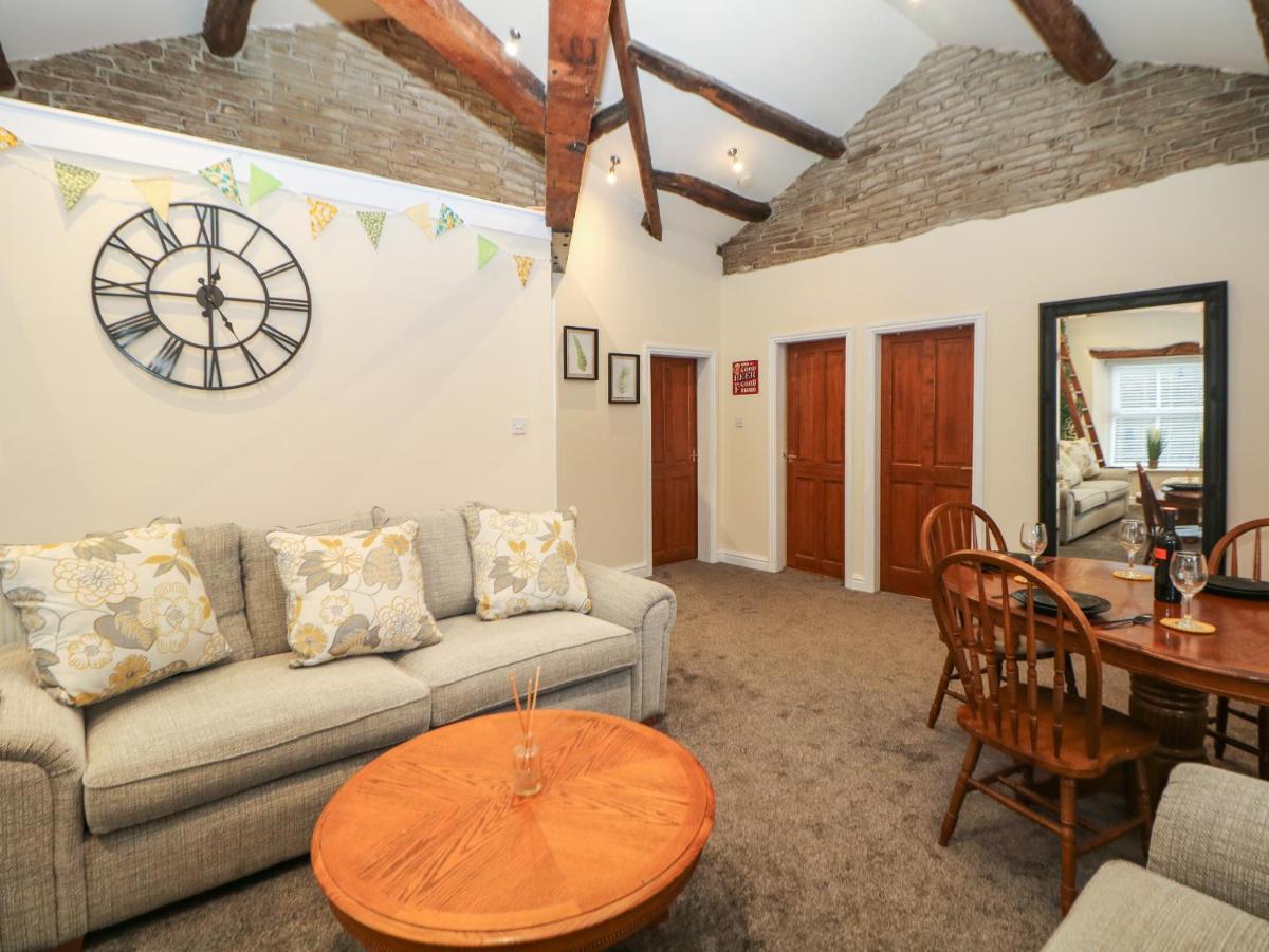 Howard's Hideaway - Housity