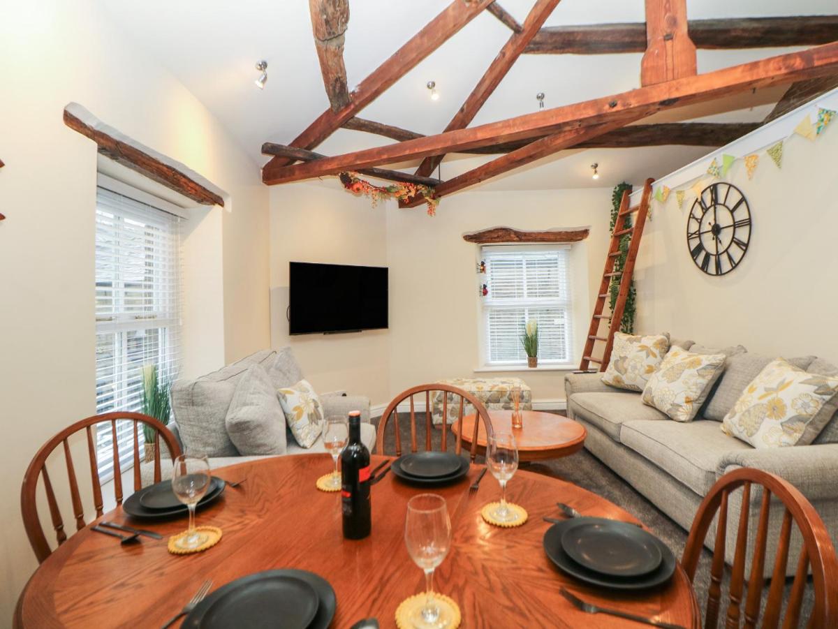 Howard's Hideaway - Housity