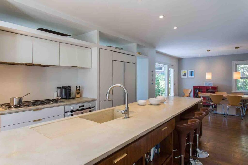 Downtown Mall Architecturally Designed House - Housity