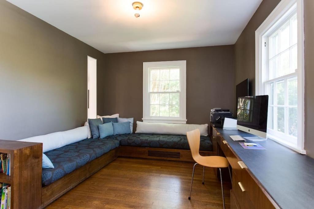 Downtown Mall Architecturally Designed House - Housity