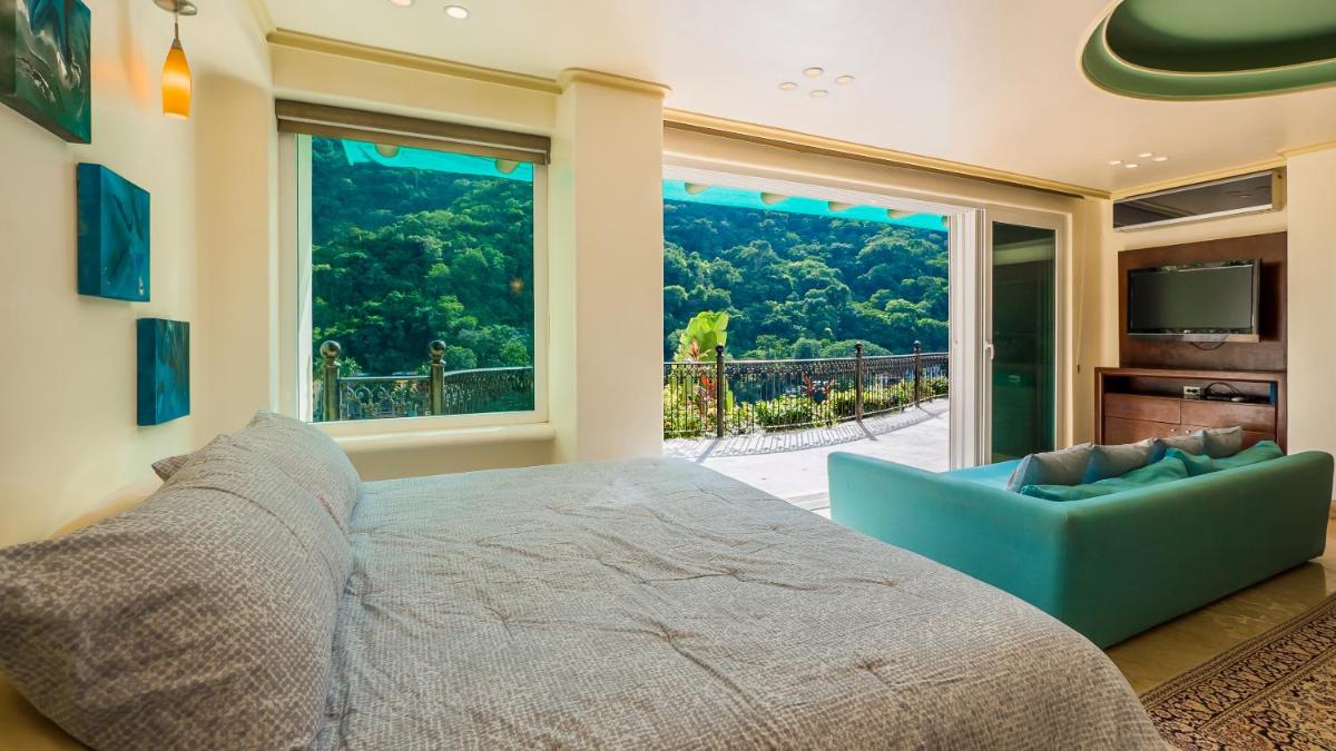 Suitetrails - Luna Suite with two king size beds, with walk out terrace overlooking the beach