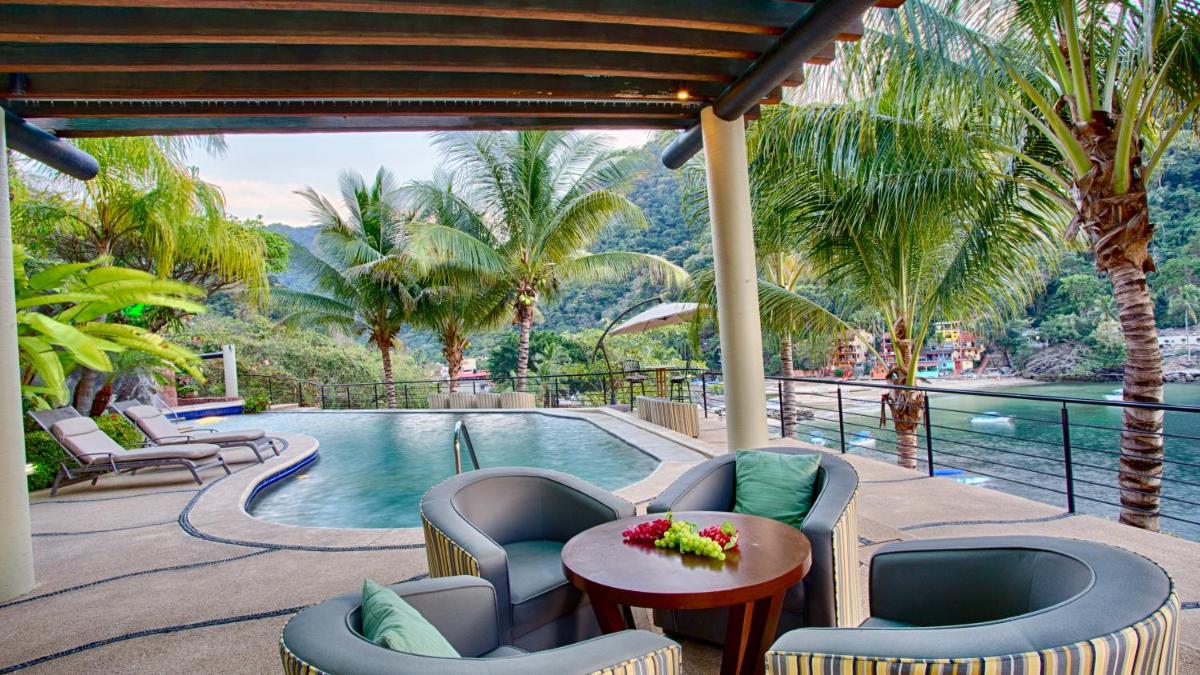 Suitetrails - Luna Suite with two king size beds, with walk out terrace overlooking the beach