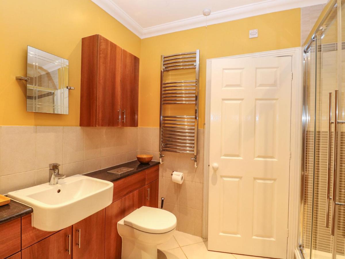 Brundall House - Housity