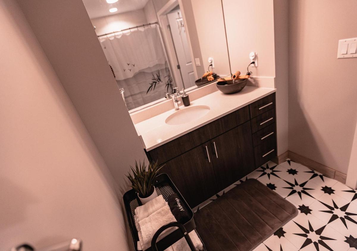 Suitetrails - Stylish Pet Friendly Space w Balcony, Gym, Pool