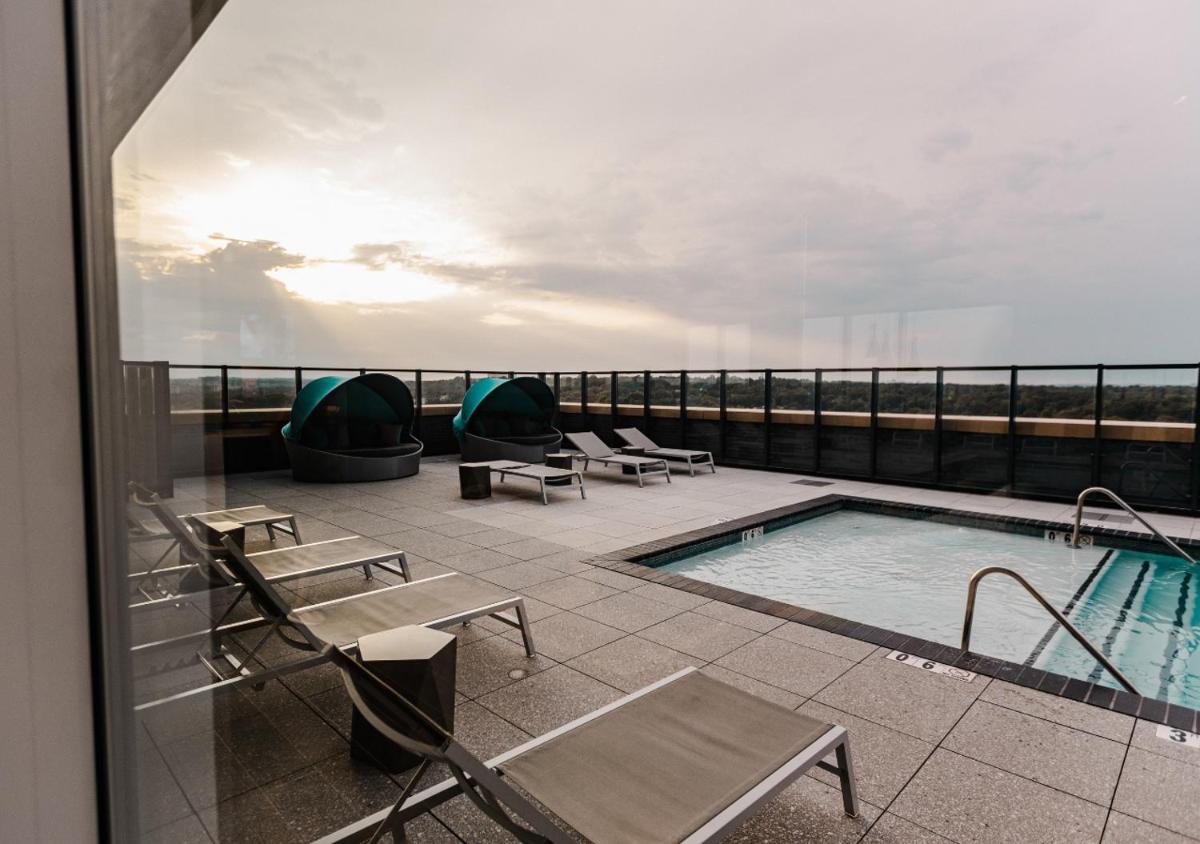 Suitetrails - Stylish Pet Friendly Space w Balcony, Gym, Pool