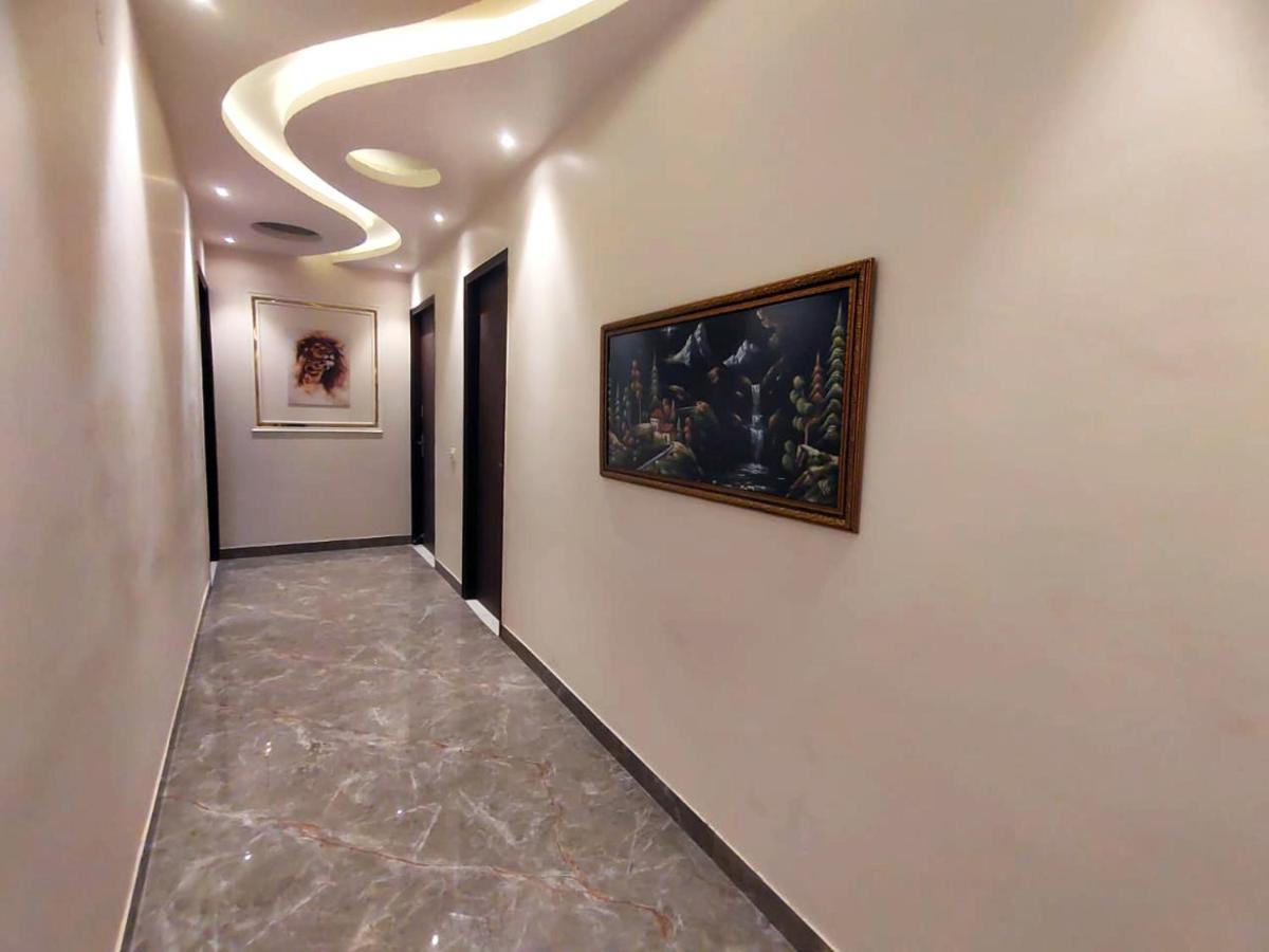 Suitetrails - Shaw Estate-Luxurious Farm Stay, Near Expo Mart-Arora Farm