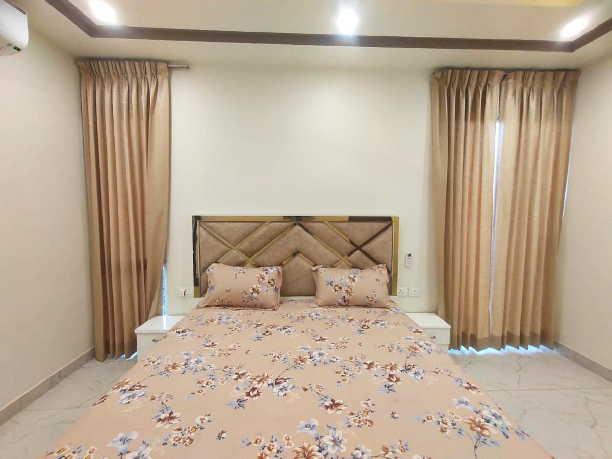 Suitetrails - Shaw Estate-Luxurious Farm Stay, Near Expo Mart-Arora Farm