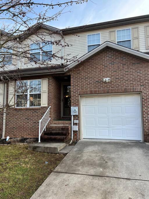 3 bed townhouse 3 miles to Casino! - Housity